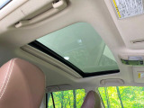 【サンルーフ】開放感たっぷりの希少装備、サンルーフが装着されています!車内に明かりを取り入れたり景色を楽しむ以外にも、車内の空気も簡単に換気できて快適です!
