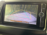 【バックカメラ】駐車時に後方がリアルタイム映像で確認できます。大型商業施設や立体駐車場での駐車時や、夜間のバック時に大活躍!運転スキルに関わらず、今や必須となった装備のひとつです!