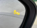 【ブラインドスポットモニター】走行中、ドアミラーの死角になりやすい箇所に後続車が接近するとサイドミラーのレンズに警告を表示!ドライバーに注意喚起をしてくれます。