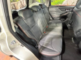 後部座席も気になるようなキズ・汚れやへたり等、大きなダメージはなく、良好な状態です。