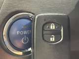 【スマートキー】カバンやポケットに入れたままでもドアの施錠・解錠が可能なスマートキーを装備。エンジンのオン・オフ時もカギを取り出す必要が無いからとっても便利です♪