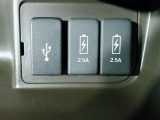 通常のUSB入力端子の他にスマホ充電に対応した2.5AのUSB端子を2箇所装備☆仲良く充電できちゃいますね☆