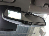 ルームミラーにバックモニターが内蔵されています。