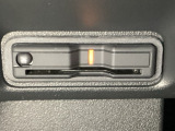 ハンドルの左下にETCがついています。高速道路の料金所の通過も楽々です。 カードの取り出しもしやすい場所についています。