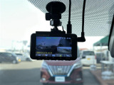 【ドライブレコーダー】映像・音声などの運転中の記録を残します。事故などを起こした起こされた時の証拠になりえますので、もしも時でも安心ですね。