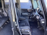 フロントシートです!!ベンチシートなので座席の移動もスムーズに出来ます!!足元も広く運転も楽ですよ!!