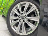 【純正18インチアルミホイール】外観にマッチした純正アルミホイールを装着しております。各種社外アルミホイールや、スタッドレスタイヤも取扱いしております。是非ご相談ください♪