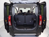 【ラゲッジスペース】汚れに強い防水仕様の荷室フロア。濡れたままのアウトドア用品も気兼ねなく積めます。リヤシートは荷室側からもスライド操作が可能で、荷物の量に合わせたアレンジも簡単です
