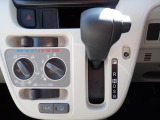 シフトとエアコンです。ダイヤル式のマニュアルエアコンになります。シンプルで使いやすい!