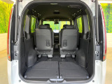 後席を格納すると、これだけの広さが!シーンに合わせたシートアレンジで、大きな荷物も積むことが出来ます♪
