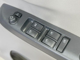 【電動格納ミラー】サイドミラーは電動格納式となっており、狭い駐車場でもキズがつくリスクを抑えられます。