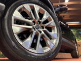 【グレード専用純正19インチアルミホイール】デザイン性の高い純正アルミホイールを装着しております。各種社外アルミホイールや、スタッドレスタイヤも取扱いしております。是非ご相談ください♪