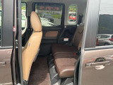 後席もきれいにクリーニングされています。足元のスペースもこれだけ広ければ一緒に乗っている人もゆったりお乗りいただけそうです。