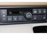 フルオートエアコンが装備されています!お好みの温度設定をするだけでエアコンの風量やモードの切り替えを自動でコントロールしてくれます!ユーザーの操作が少なく燃費走行にもつながります!