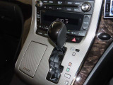 誤操作の少ないゲート式シフトレバーを装備しております。