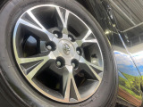 【純正15インチアルミホイール】外観にマッチした純正アルミホイールを装着しております。各種社外アルミホイールや、スタッドレスタイヤも取扱いしております。是非ご相談ください♪