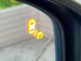 【ブラインドスポットインフォメーション】走行中、ドアミラーの死角になりやすい箇所に後続車が接近するとサイドミラー付近に警告を表示、ドライバーに注意喚起をしてくれます。