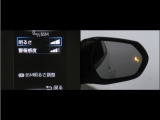 隣車線を走る車両をレーダーで検知し、ドアミラーでは確認しにくい後側方エリアに存在する車両に加え、急接近してくる車両も検知します。車両を検知するとドアミラーに搭載されたLEDインジケーターが点灯します。