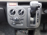 シフトとエアコンです。ダイヤル式のマニュアルエアコンになります。シンプルで使いやすい!