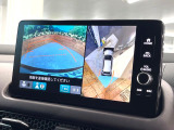 【マルチビューカメラシステム】専用のカメラにより、上から見下ろしたような視点で360度クルマの周囲を確認することができます☆死角部分も確認しやすく、狭い場所での切り返しや駐車もスムーズに行えます。