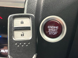 【スマートキー】カバンやポケットに入れたままでもドアの施錠・解錠が可能なスマートキーを装備。エンジンのオン・オフ時もカギを取り出す必要が無いからとっても便利です♪