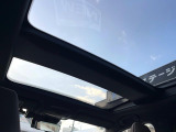 【パノラマルーフ】大型のガラスルーフ搭載で車内の解放感が一気にアップ!開放的なドライブをお楽しみいただけます。