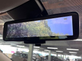 【インテリジェントルームミラー】後席の大きな荷物や同乗者で後方が確認しづらい時でも安心!カメラが撮影した車両後方の映像をルームミラー内に表示。クリアな視界で状況の確認が可能です!