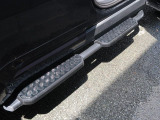 ディーラーオプションのフィックスドサイドステップを装備しております。小さいお子様や女性でも楽に乗降が可能になります。ルーフへのアクセスも良くなるため、洗車時にも足場として使えます。