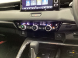 運転席・助手席、それぞれで温度調節が可能なオートエアコンです。シートヒーター付きなので、寒い日も快適です。