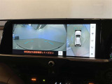 【パノラミックビューモニター】映像で、見づらい車両周辺の確認をアシスト。クルマを真上から見ているような映像を表示。 運転席から確認しにくい車両周囲の状況を把握。
