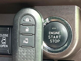 【スマートキー】カバンやポケットに入れたままでもドアの施錠・解錠が可能なスマートキーを装備。エンジンのオン・オフ時もカギを取り出す必要が無いからとっても便利です♪