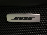 【BOSEサウンドシステム】メーカーオプションの高品位サウンドシステムを搭載。専用のチューニングが施された大小様々なスピーカーから良質なサウンドが奏でられ、臨場感あふれる音響空間を演出します。