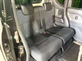後部座席も気になるようなキズ・汚れやへたり等、大きなダメージはなく、良好な状態です。