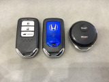 スマートキーを装備しています。鍵を差し込むことなくドアロックの開け閉めと、スタートボタン操作でのエンジンスタートができます。加えて、純正リモコンエンジンスターター用の操作キーもついています。