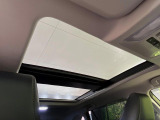 【大型サンルーフ】車内の解放感が一気に上がる大型のパノラマルーフ!季節を問わず開放的で快適なドライブをお楽しみいただけます。流通量も少なく希少価値の高い人気の装備です♪