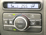 【オートエアコン】一度お好みの温度に設定すれば、車内の温度を検知し風量や温度を自動で調整。暑い&hellip;寒い&hellip;と何度もスイッチ操作をする必要はありません。快適な車内空間には必須の機能ですね♪