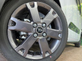 【純正15インチアルミホイール】外観にマッチした純正アルミホイールを装着しております。各種社外アルミホイールや、スタッドレスタイヤも取扱いしております。是非ご相談ください♪