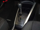 操作が楽なフロアシフトです、レバー式パーキングブレーキで足元インパネ周りもすっきりしています。