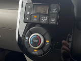 【オートエアコン】一度お好みの温度に設定すれば、車内の温度を検知し風量や温度を自動で調整。暑い&hellip;寒い&hellip;と何度もスイッチ操作をする必要はありません。快適な車内空間には必須の機能ですね♪