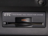 コンソール内一体型のビルトインETC装備!見た目の部分も良いですが、ETCカードの盗難防止になる設置箇所です!料金所の渋滞回避!時間帯・日によって料金の軽減を受けられます!ストレス知らずのドライブ!