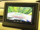 【バックカメラ】駐車時に後方がリアルタイム映像で確認できます。大型商業施設や立体駐車場での駐車時や、夜間のバック時に大活躍!運転スキルに関わらず、今や必須となった装備のひとつです!