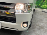 【LEDヘッドライト】悪天候や夜間走行時も良好な視界を確保し安心して運転できる高輝度LEDヘッドライトを装備!点灯速度が早く、消費電力も抑えられています。