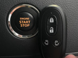 【キーレススタートシステム】カバンやポケットに入れたままでもドアの施錠・解錠が可能なスマートキーを装備。エンジンのオン・オフ時もカギを取り出す必要が無いからとっても便利です♪