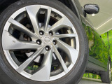 【純正18インチアルミホイール】外観にマッチした純正アルミホイールを装着しております。各種社外アルミホイールや、スタッドレスタイヤも取扱いしております。是非ご相談ください♪