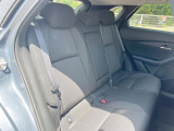 後部座席も気になるようなキズ・汚れやへたり等、大きなダメージはなく、良好な状態です。