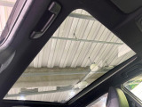 【パノラマルーフ】大型のガラスルーフ搭載で車内の解放感が一気にアップ!開放的なドライブをお楽しみいただけます。