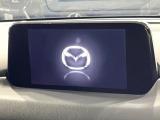 【8インチマツダコネクト】車内の雰囲気にマッチした大型のディスプレイ。スマホ接続でのナビ使用やBluetooth再生等、様々な機能が楽しめます。直感的なダイヤル操作が可能で、使い勝手も良好です。