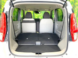 後席を格納すると、これだけの広さが!シーンに合わせたシートアレンジで、大きな荷物も積むことが出来ます♪