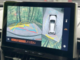 【パノラミックビューモニター】専用のカメラにより、上から見下ろしたような視点で360度クルマの周囲を確認することができます☆死角部分も確認しやすく、狭い場所での切り返しや駐車もスムーズに行えます。