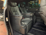 後部座席も気になるようなキズ・汚れやへたり等、大きなダメージはなく、良好な状態です。